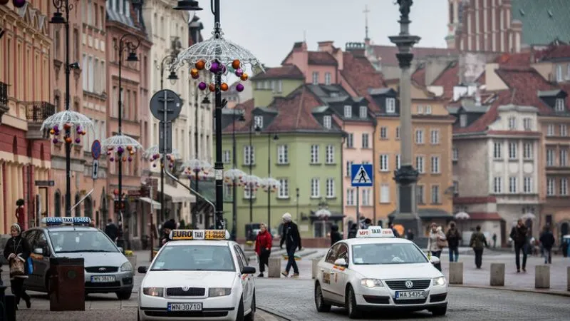 ワルシャワ市内を走るタクシーと配車サービスのイメージ
