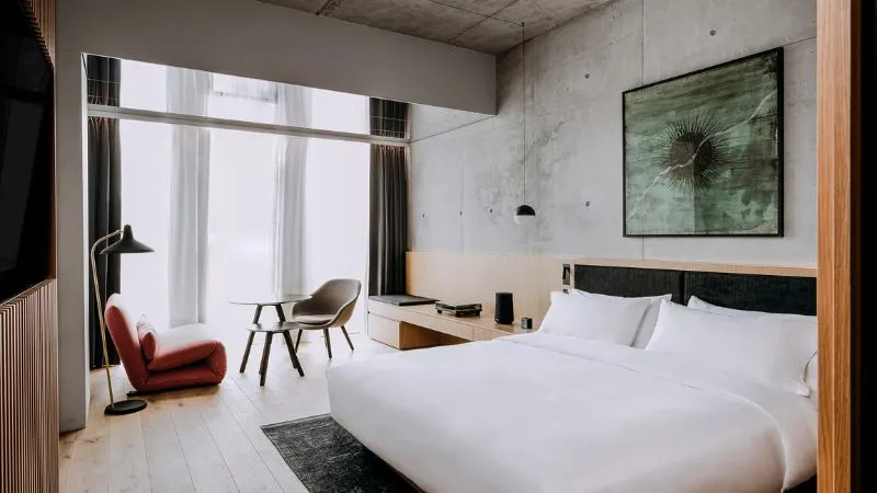 ポーランドのホテル客室とフロントのイメージ写真