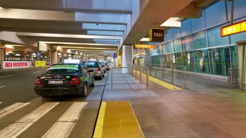 ワルシャワ・ショパン空港ターミナル前の公式タクシー乗り場の様子