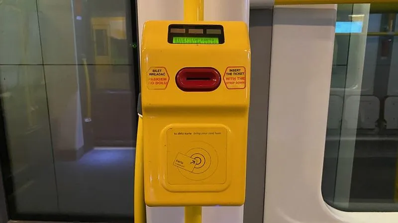 ワルシャワ公共交通機関のチケットバリデーター(刻印機)の写真