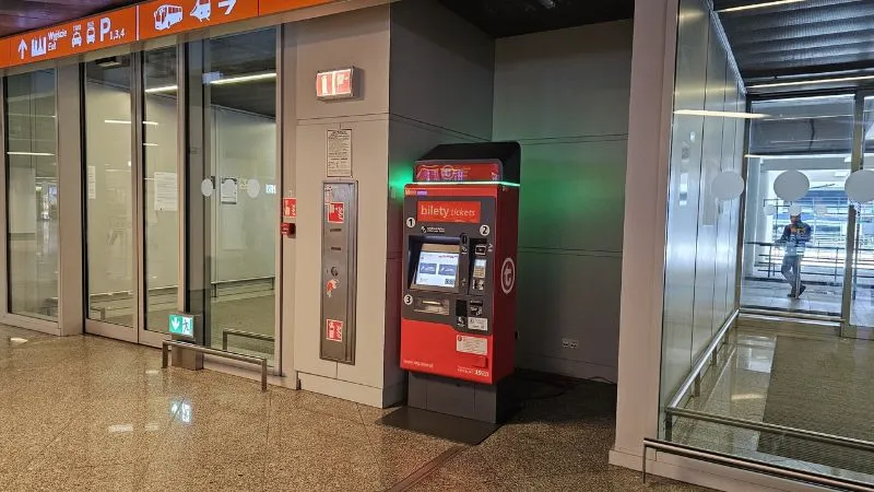 ワルシャワ・ショパン空港に設置されている公共交通チケット券売機
