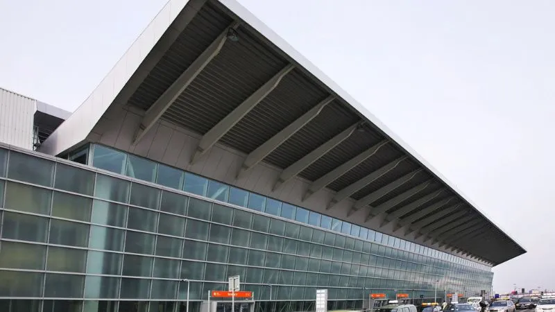 ワルシャワショパン空港の外観