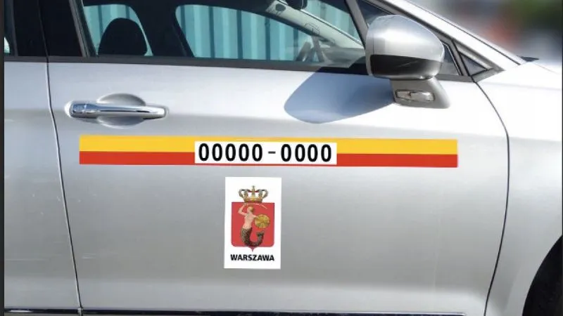 ポーランドの正規タクシーに貼られている白い鷲の紋章(ポーランド国章)ステッカー