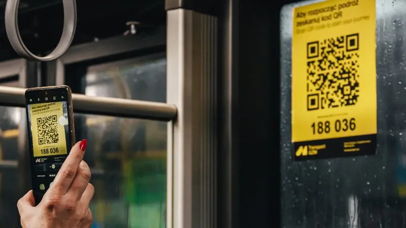 ポーランドの公共交通機関内にあるQRコード