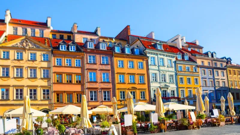 ワルシャワ旧市街広場のカラフルな建物と石畳の風景