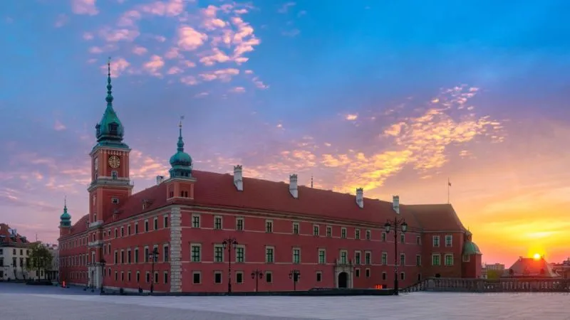 ワルシャワ王宮の外観と広場の様子
