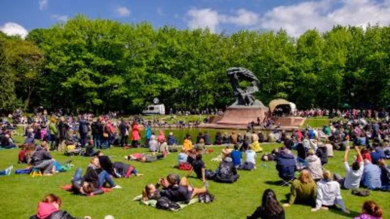 ワジェンキ公園ショパン像前の野外ピアノコンサート