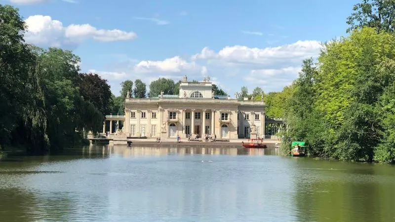 ワルシャワ、ワジェンキ公園の水上宮殿