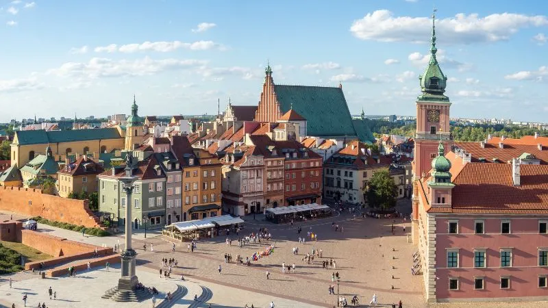 ワルシャワ旧市街のカラフルな建物が並ぶ街並み。世界遺産に登録されている歴史地区