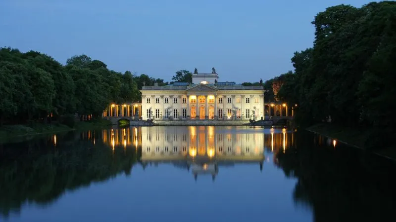 ワルシャワのワジェンキ公園にある水上宮殿。自然に囲まれた美しい歴史建築