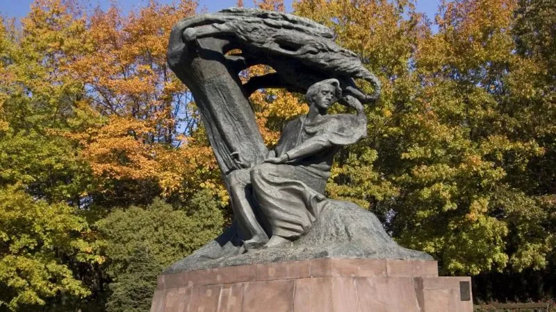 ワルシャワのショパン像。作曲家フレデリック・ショパンを記念したモニュメント