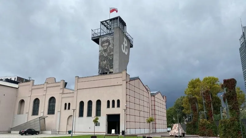 ワルシャワ蜂起博物館の外観。第二次世界大戦中の歴史を伝える重要な博物館