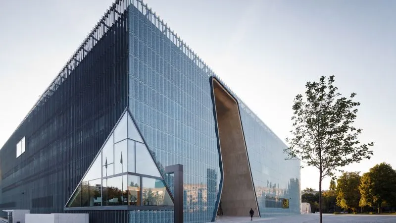 独特なデザインが印象的なPOLIN博物館の建築。近代的な外観が特徴