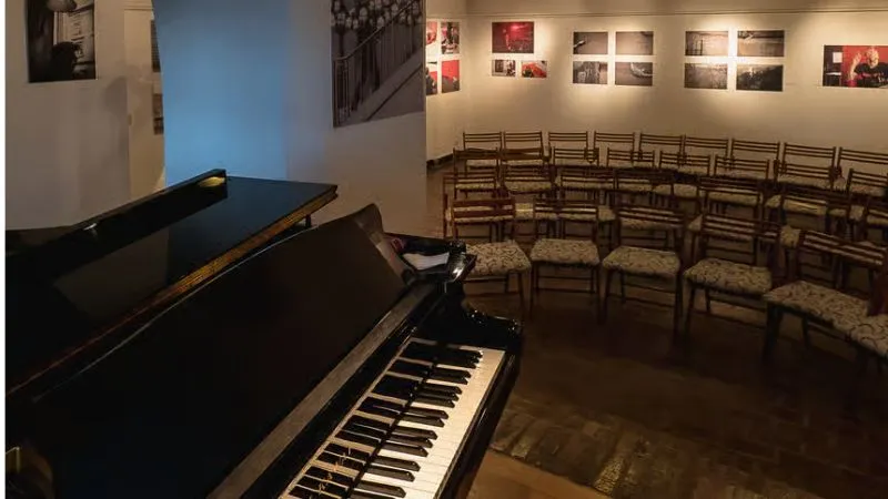 ワルシャワ旧市街の旧市庁舎で行われるピアノコンサート。歴史的建物内で音楽を楽しめる人気イベント