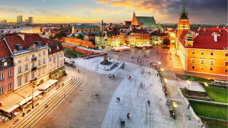 ワルシャワ旧市街を展望地点から見渡したパノラマ風景。旧市街広場と歴史的建物の屋根が広がる街並み