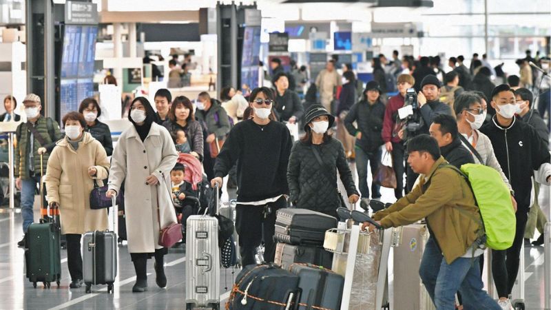 海外旅行保険付きクレジットカードで安心して出発する旅行者のイメージ写真