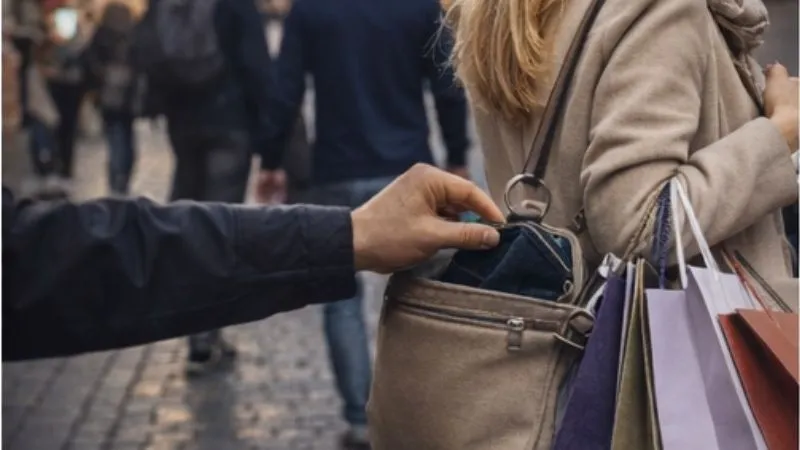 クラクフ旧市街でバッグを狙われる女性観光客のイメージ｜ポーランド旅行で注意したいスリ被害