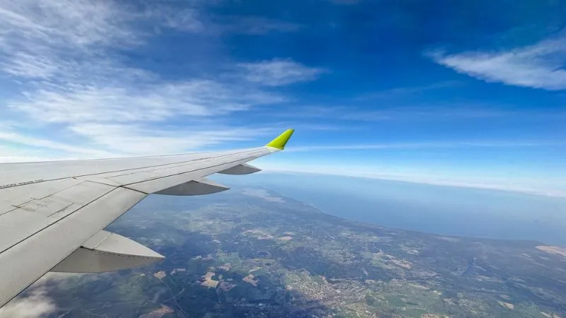 ヨーロッパ周遊を航空機で移動する旅行イメージ