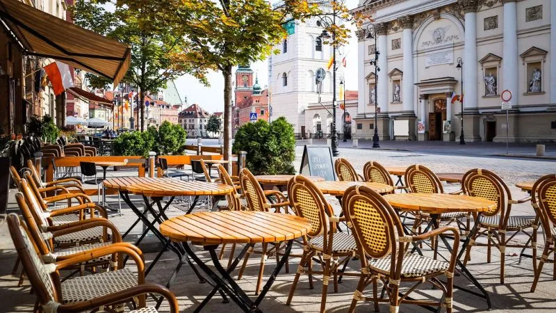 ポーランドのレストランで食事をする様子(チップ文化解説用)