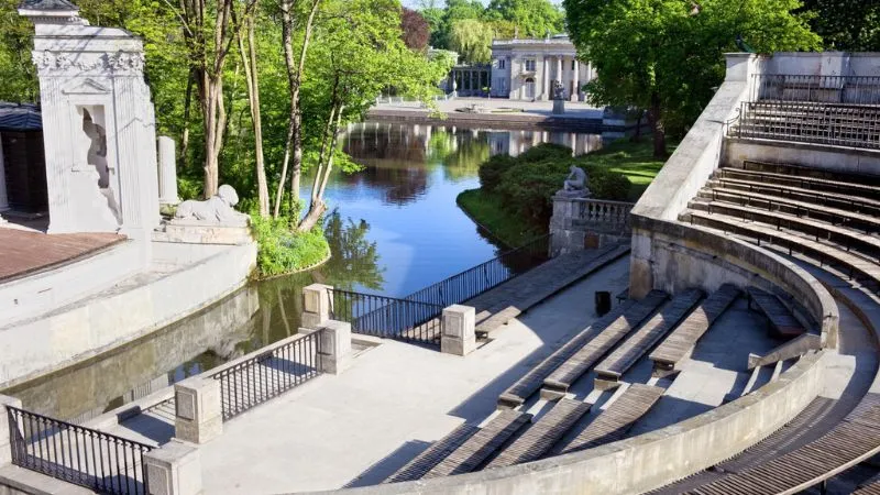 ワジェンキ公園にある円形劇場