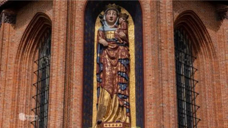 城の壁に設置されている巨大な聖母マリア像