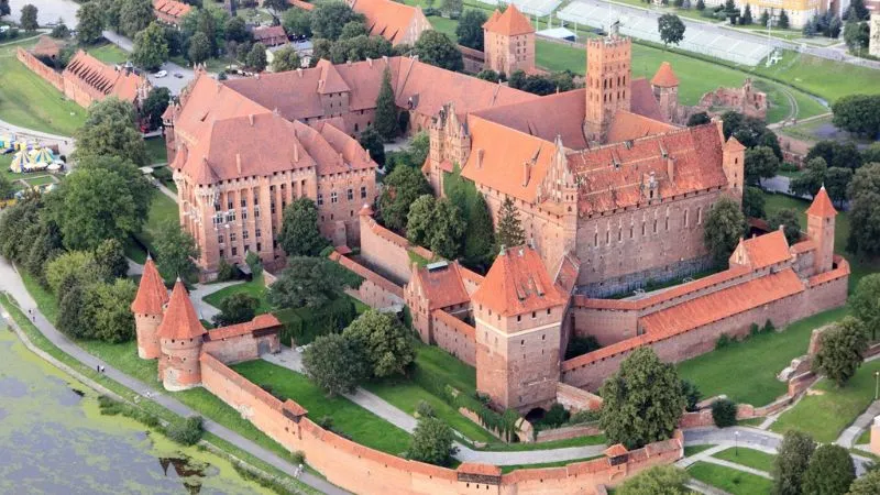 マルボルク城の城壁と塔の写真