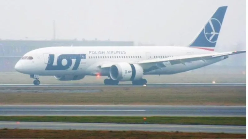LOTポーランド航空のボーイング787とワルシャワ空港