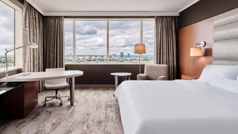 ワルシャワのホテル客室と街並み