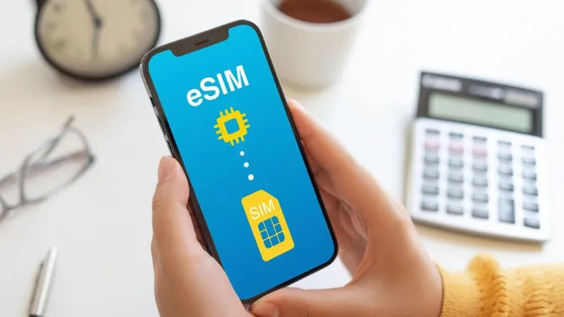 スマートフォンでeSIMを設定するイメージ