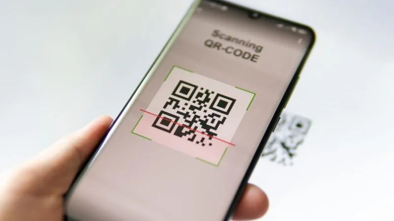 スマートフォンでQRコードを読み込みeSIMを設定する様子