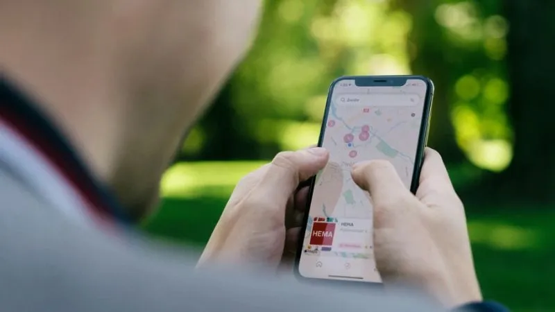 海外旅行でスマートフォンの地図アプリを使う観光客