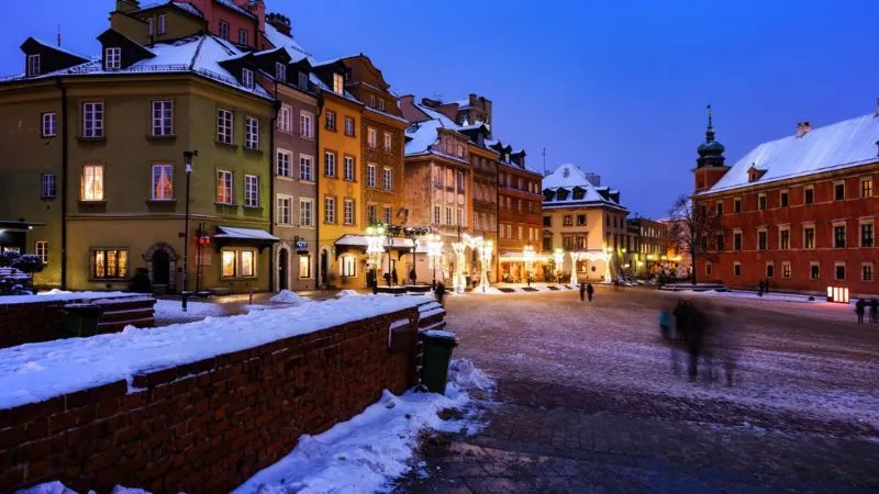 冬のワルシャワの夕方の街