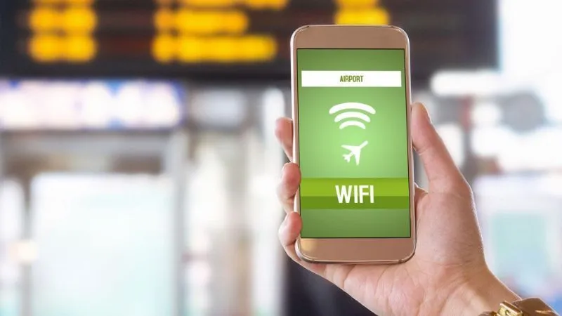 空港のフリーWiFiを利用する旅行者