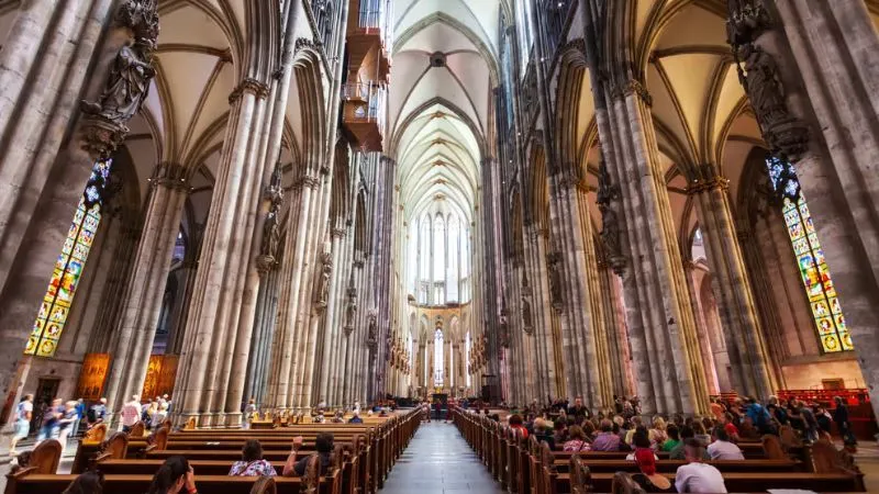 ポーランドの教会に入る観光客