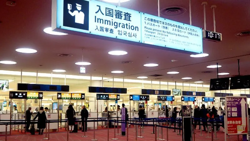 海外旅行前にパスポートを確認する様子