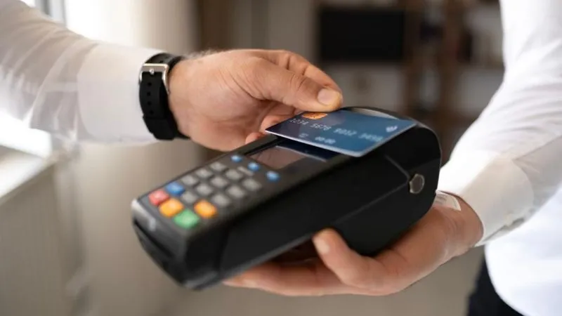 ポーランドでカード決済する様子