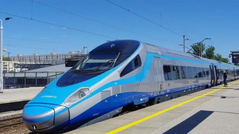 ポーランドの電車 PKPインターシティ 車両と駅ホームの様子