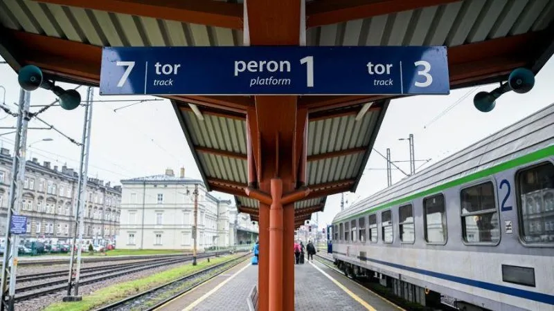 ポーランドの駅の peronとtorの表示例