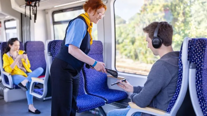 ポーランドの電車内で車掌がチケットを確認する検札風景
