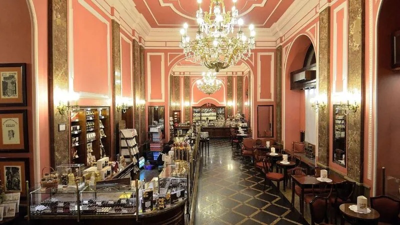 ヴェデルのカフェ本店の内装