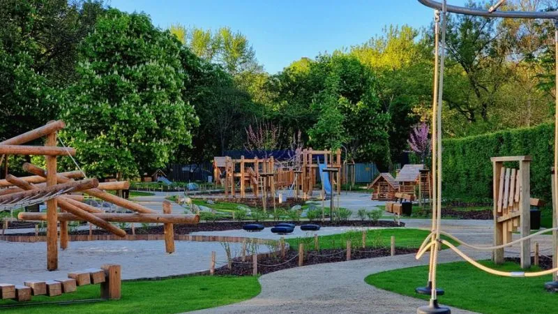 ワジェンキ公園内の子供の遊び場