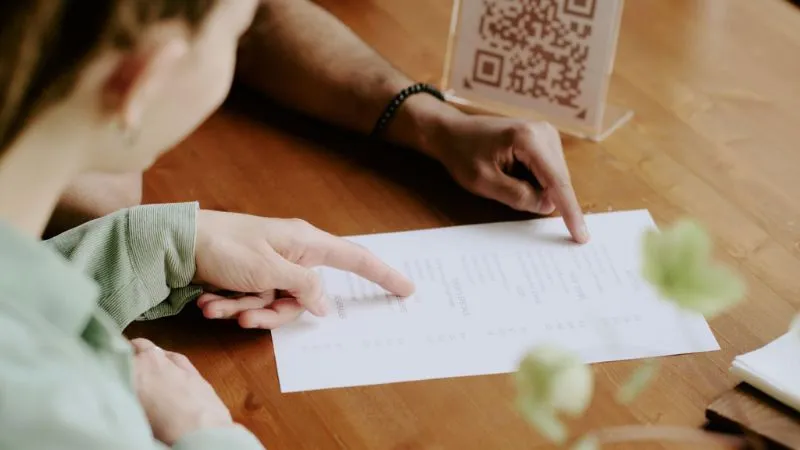 レストランでメニューを確認する様子