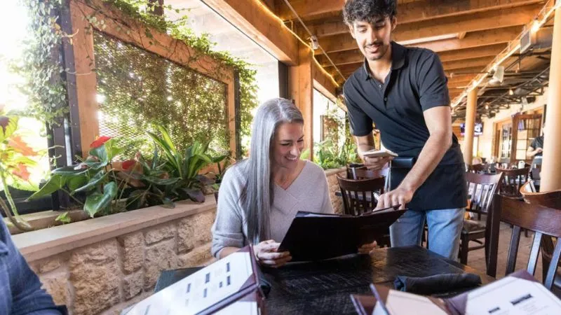 レストランで注文している様子