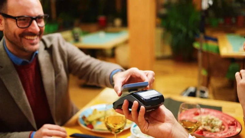 レストランで会計している様子