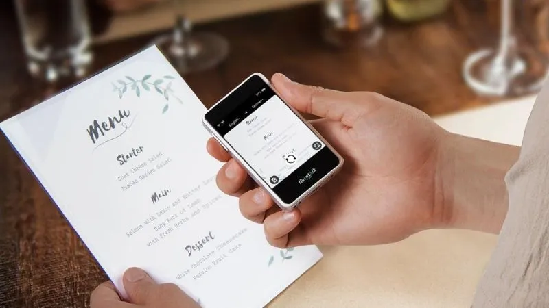 翻訳アプリでメニューを確認する様子