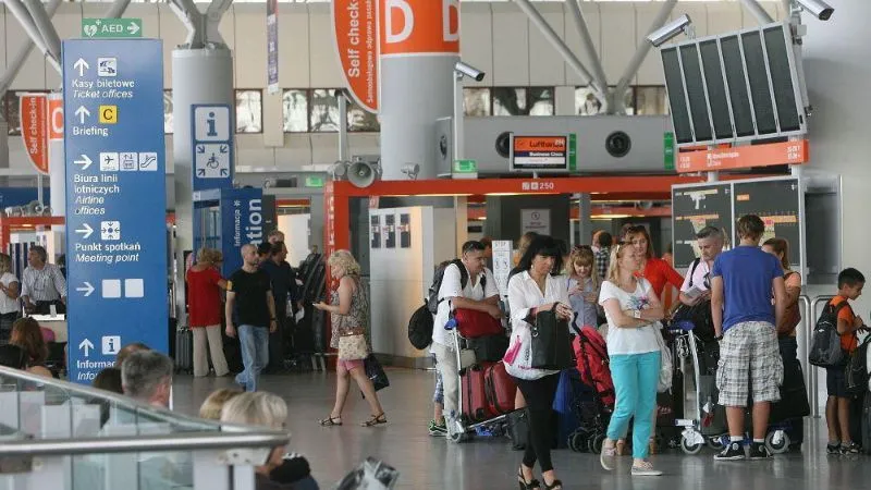 ワルシャワ空港で移動準備をする旅行者