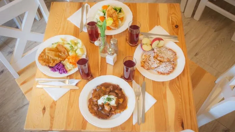 ポーランド料理を楽しむ旅行者