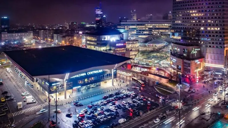 夜のワルシャワ中央駅付近