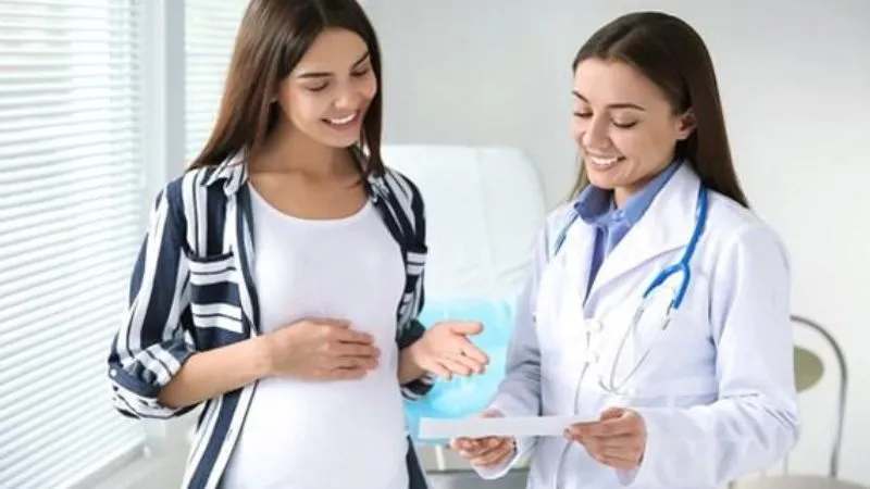 ポーランドで妊婦検診を受ける様子