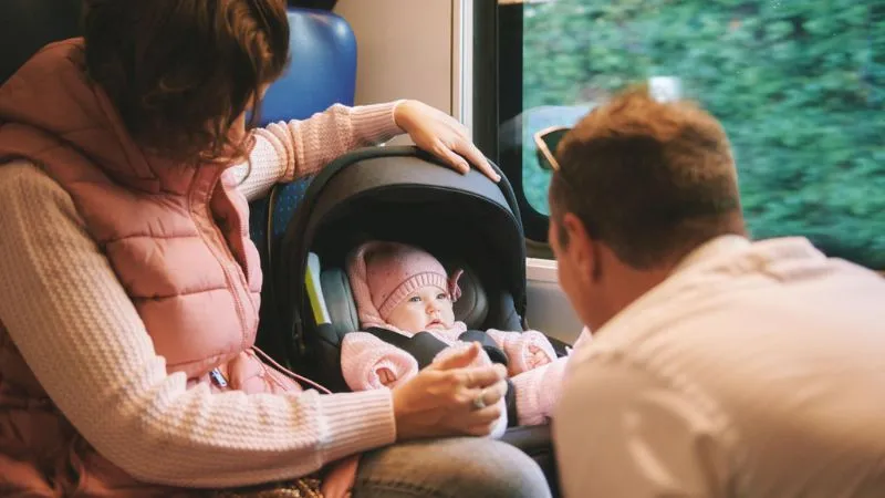 子連れでポーランドの電車に乗る様子